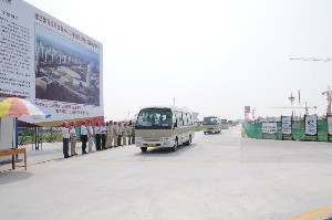 2010中國（濰坊）住宅產(chǎn)業(yè)博覽會領導暨專家視察濰坊昌大建設集團建設的魯臺經(jīng)貿會展中心工